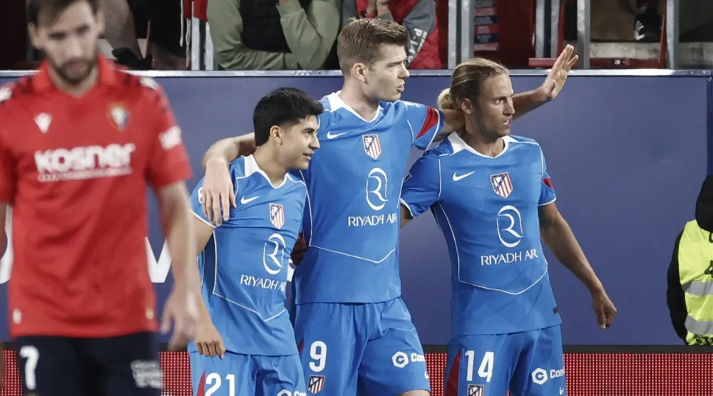 فرحة لاعبي اتليتكو مدريد بهدف سورلوث في مرمى أوساسونا (إ.ب.أ)
