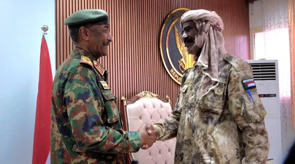 
قائد الجيش السوداني عبد الفتاح البرهان مستقبلاً اللواء النور القبة المنشق من «قوات الدعم السريع» (مجلس السيادة)