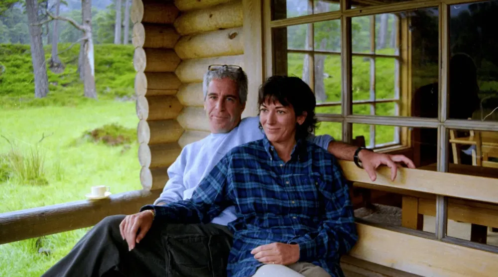 ABD Adalet Bakanlığı tarafından yayınlanan Jeffrey Epstein ve ortağı Ghislaine Maxwell'in fotoğrafı (ABD Adalet Bakanlığı- Reuters)