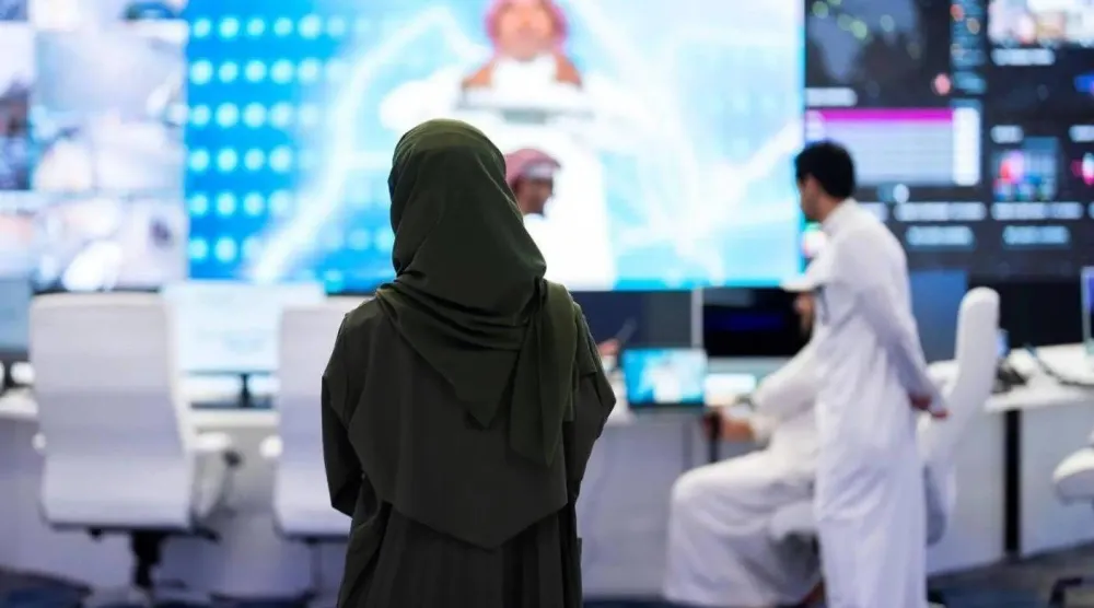 امرأة تقف أمام شاشة معلومات في معرض «ليب» التقني بالسعودية (واس)