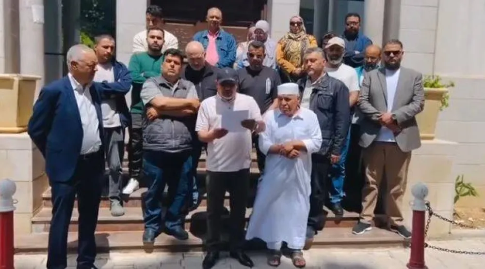 ليبيون أمام إحدى المصحات التونسية خلال وقفة احتجاجية هذا الأسبوع (لقطة من تسجيل مصور)