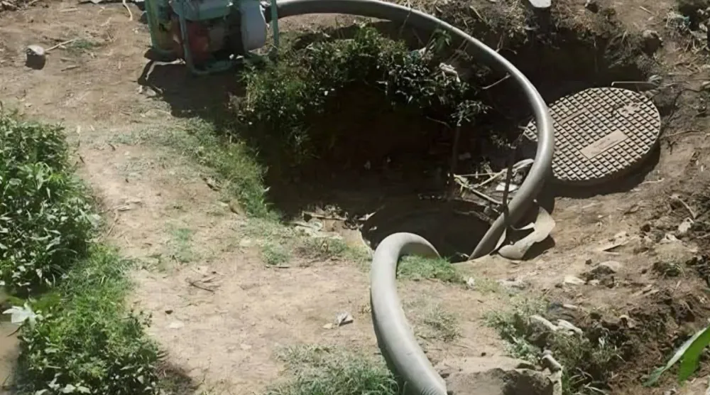 مضخة مياه تُستخدم للسحب من شبكة الصرف الصحي وري المزروعات في إب (إكس)