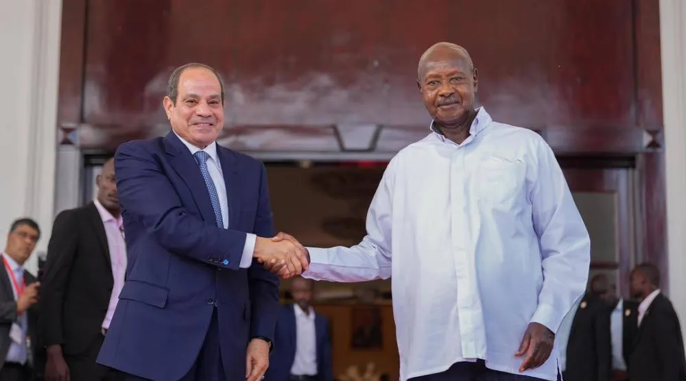 الرئيس الأوغندي يوري موسيفيني مستقبلاً نظيره المصري عبد الفتاح السيسي في عنتيبي يوم الأربعاء (الرئاسة المصرية)