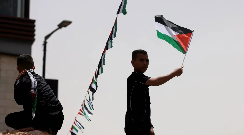 فلسطينيون يشاركون في مسيرة لإحياء ذكرى النكبة في مدينة رام الله بالضفة الغربية يوم الثلاثاء (إ.ب.أ)