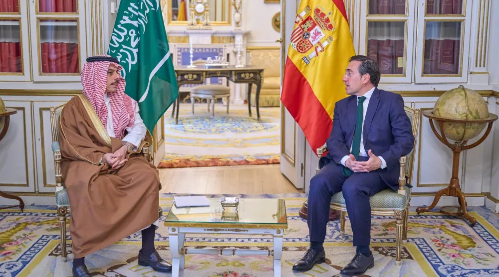 الأمير فيصل بن فرحان وزير الخارجية السعودي خلال مباحثاته مع نظيره الإسباني خوسيه ألباريس في مدريد (الخارجية الإسبانية)