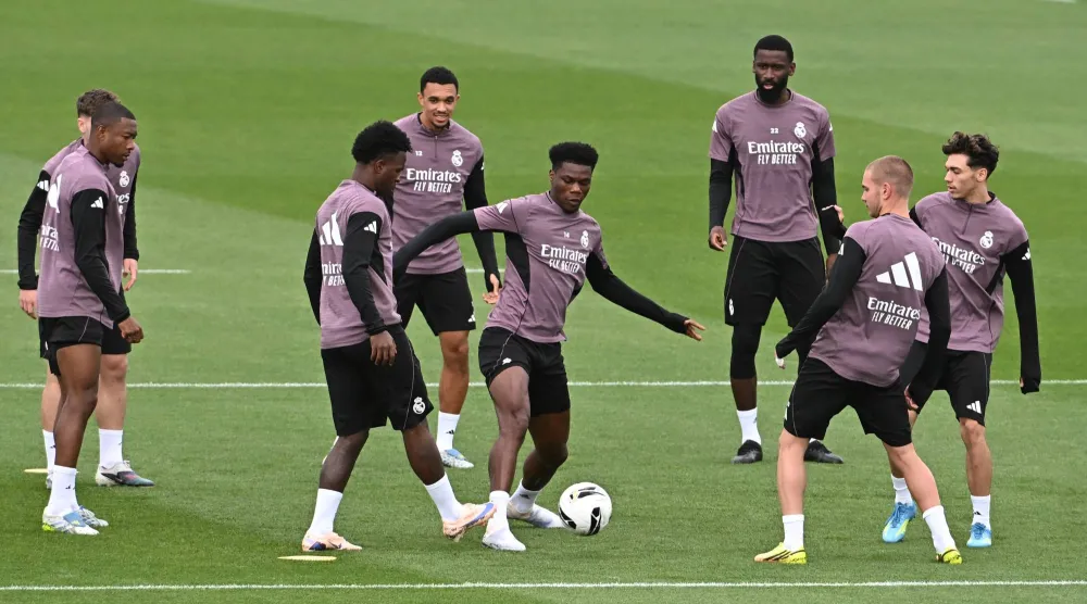لاعبو ريال مدريد مطالبون بعروض مثالية في المباريات الثلاثة الاخيرة بالموسم لمصالحة جماهيرهم (ا ب ا)