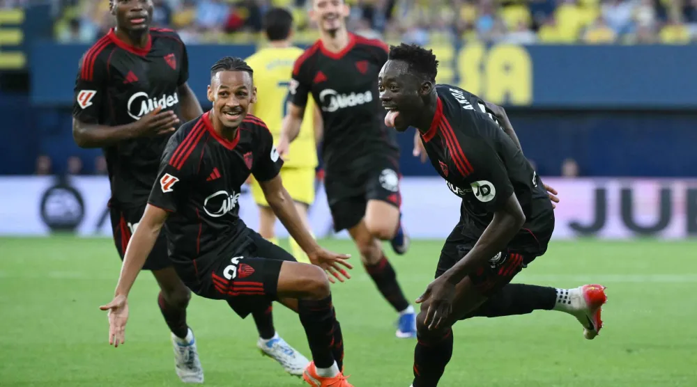 النيجيري أكور أدامس لاعب إشبيلية محتفلاً بهدفه في فياريال (أ.ف.ب)