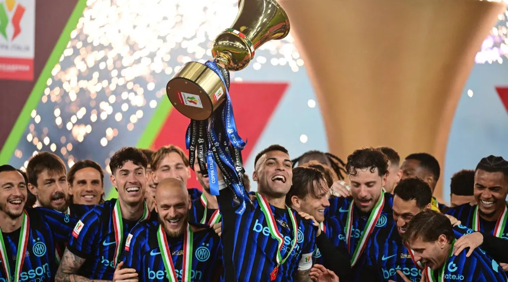لاوتارو مارتينيز يرفع الكأس عاليا لحظة تتويج إنتر باللقب (رويترز)
