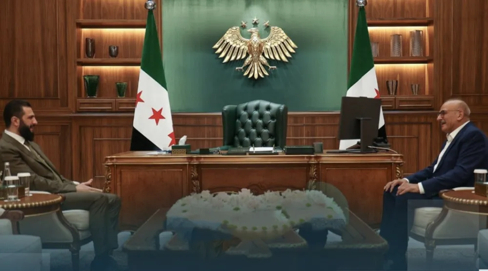 الرئيس السوري أحمد الشرع خلال استقباله الفنان جمال سليمان بقصر الشعب في دمشق (الاخبارية السورية)