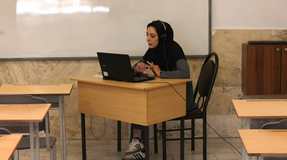 معلمة إيرانية تُعطي دروساً عبر الإنترنت في مدرسة للبنات بطهران (أ.ف.ب)