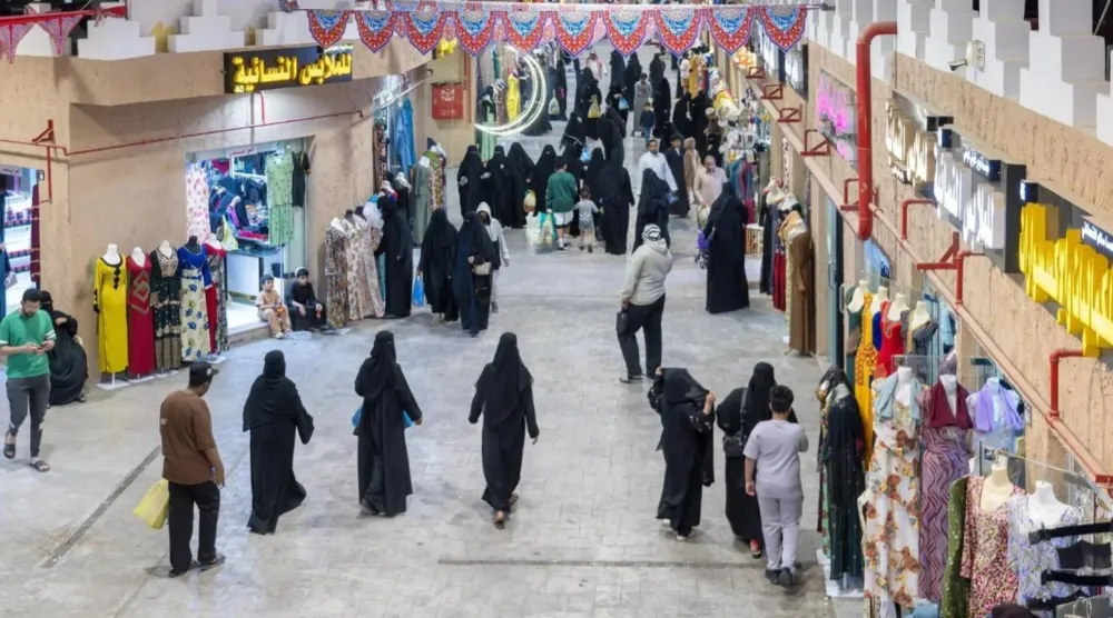 أناس يجولون في أحد الأحياء في العاصمة الرياض (رويترز)