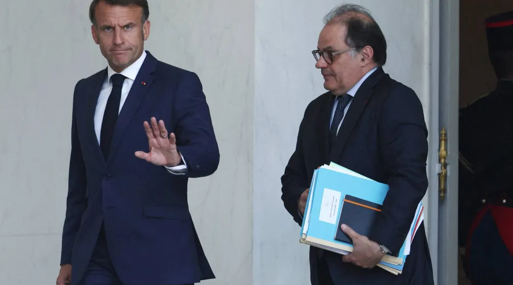 الرئيس الفرنسي إيمانويل ماكرون برفقة إيمانويل مولان عقب اجتماع بقصر الإليزيه في 2 يوليو 2025 (رويترز)

