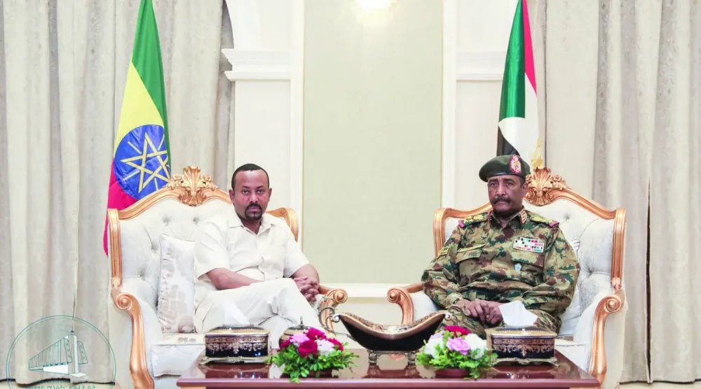 Sudan Egemenlik Konseyi Başkanı Abdulfettah el-Burhan ve Etiyopya Başbakanı Abiy Ahmed, daha önce Hartum’da gerçekleşen bir görüşmede (Etiyopya Başbakanlık Ofisi)