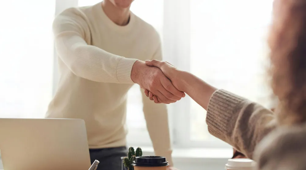 الشك بالنفس قد يتجلى في أشكال سلوكية مختلفة مثل محاولة إرضاء الآخرين باستمرار (بيكسلز)