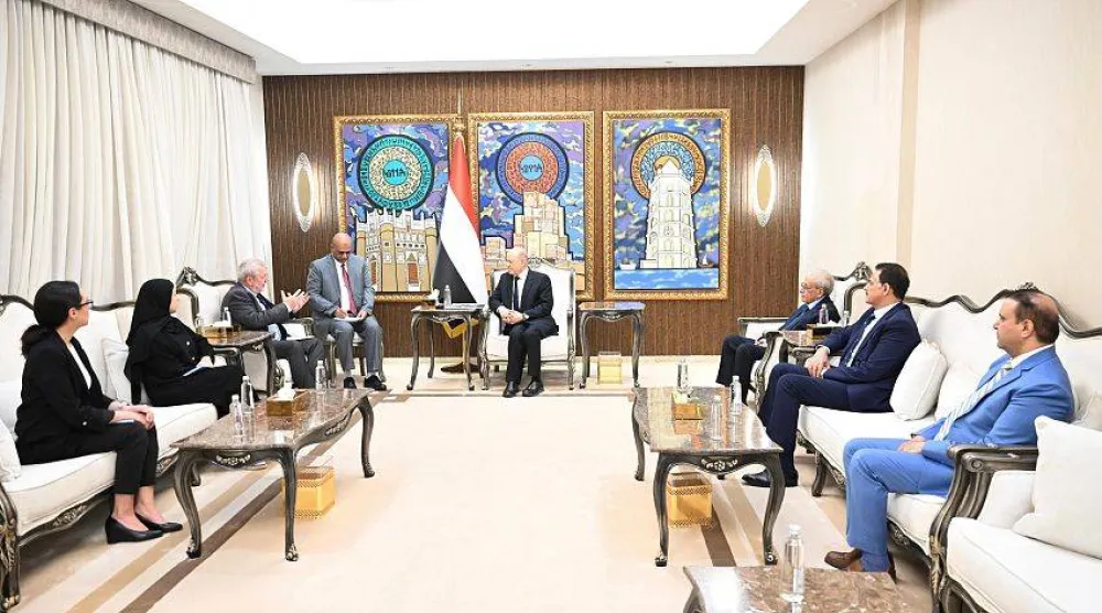 رئيس مجلس القيادة الرئاسي اليمني استقبل في الرياض مسؤولاً أممياً (سبأ)
