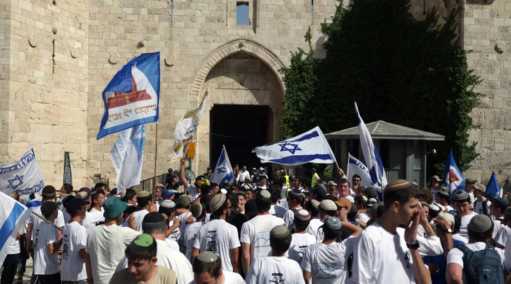 يهود متطرفون عند «بوابة دمشق» في القدس القديمة الخميس (إ.ب.أ)