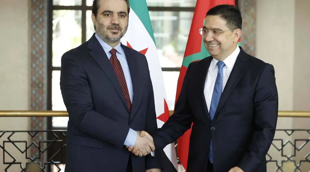 وزير الخارجية المغربي ناصر بوريطة يستقبل نظيره السوري لدى وصوله للاجتماع الرسمي في الرباط يوم 14 مايو 2026 (أ.ف.ب)