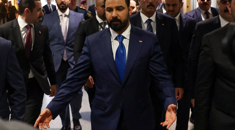 رئيس الوزراء العراقي المكلّف علي الزيدي يسير قبيل جلسة برلمانية للتصويت على الحكومة الجديدة في مقر البرلمان ببغداد في 14 مايو 2026 (رويترز)