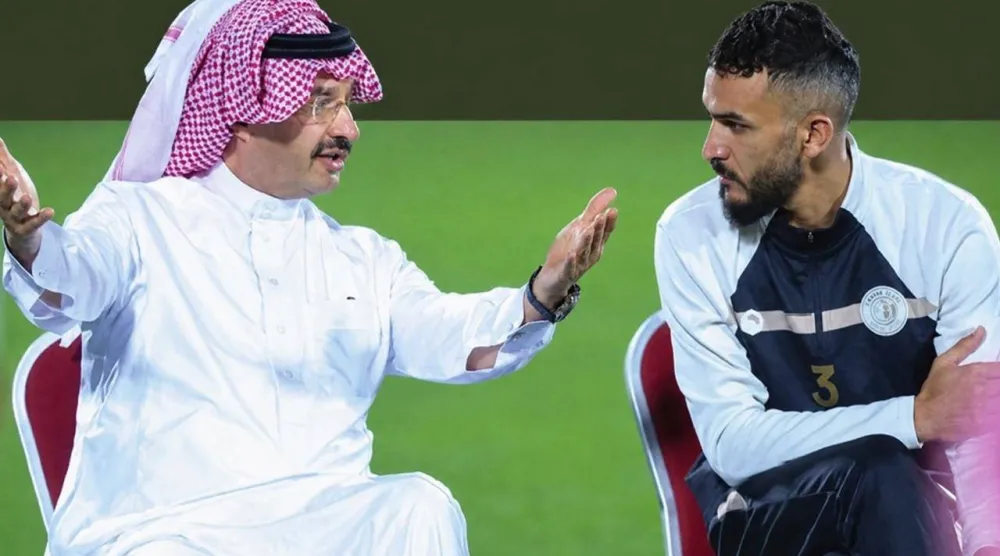 الأمير تركي بن طلال في حديث مع اللاعب عبد القادر بدران (إمارة عسير)