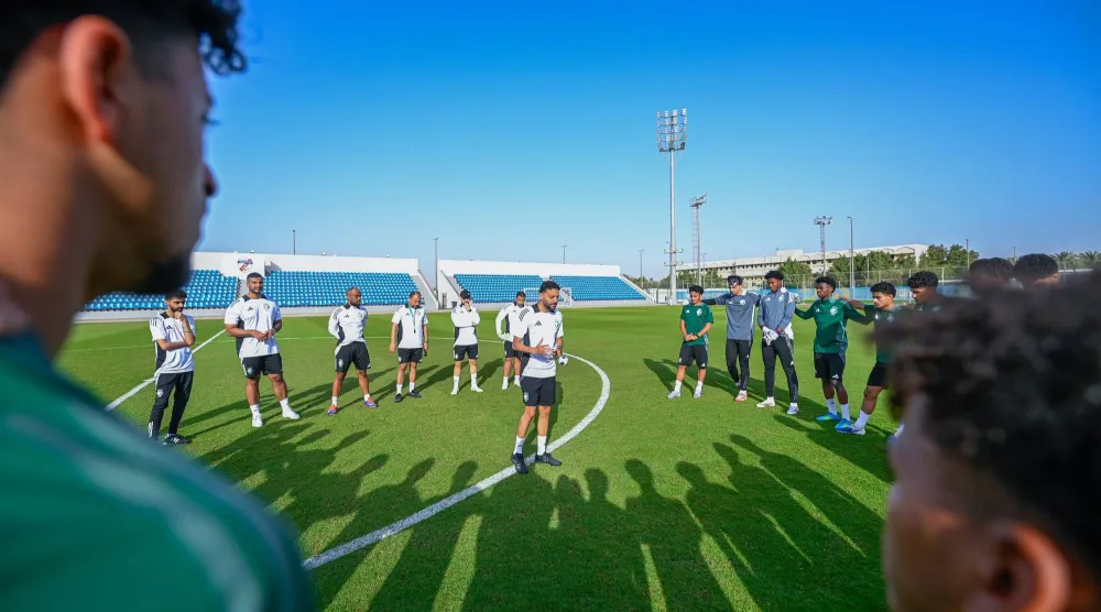 لاعبو الأخضر في محاضرة فنية قبل انطلاق التدريبات الأخيرة (المنتخب السعودي)