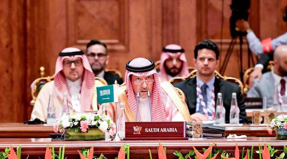 المهندس وليد الخريجي متحدثاً خلال اجتماع وزراء خارجية دول «بريكس» في نيودلهي (الخارجية السعودية)