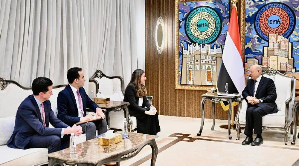 رئيس مجلس القيادة الرئاسي اليمني رشاد العليمي استقبل وفداً من المعهد الملكي البريطاني (سبأ)