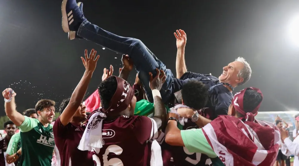 لاعبو الفيصلي يحملون مدربهم جيوفاني سوليناس على الأعناق بعد التأهل (موقع النادي)