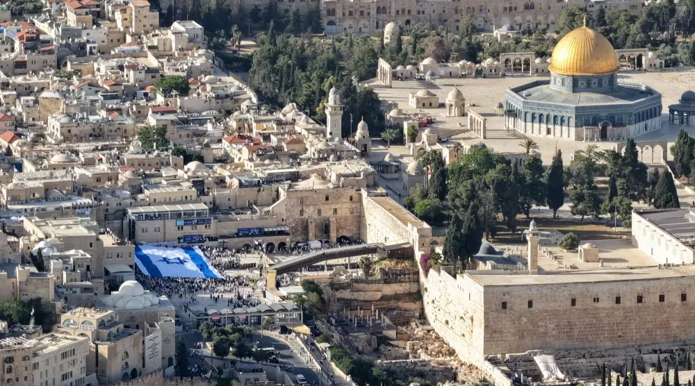 أدانت السعودية وجود علم الاحتلال في ساحات المسجد الأقصى بمدينة القدس (رويترز)