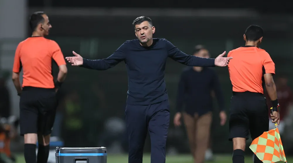 كونسيساو مدرب الاتحاد يتفاعل مع أحداث المباراة (تصوير: سعد العنزي)