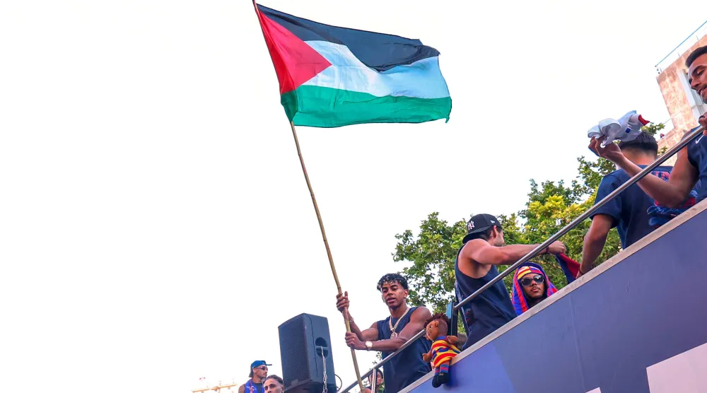 لامين يامال يرفع علم فلسطين (أ.ب)