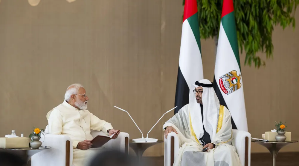 الشيخ محمد بن زايد آل نهيان رئيس دولة الإمارات مع ناريندرا مودي رئيس وزراء الهند خلال اللقاء في أبوظبي (وام)