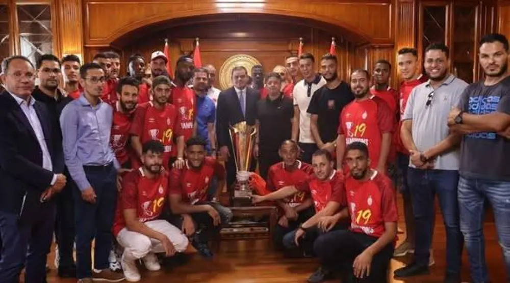 عبد الحميد الدبيبة في صورة تذكارية مع لاعبي فريق الاتحاد (الوحدة)