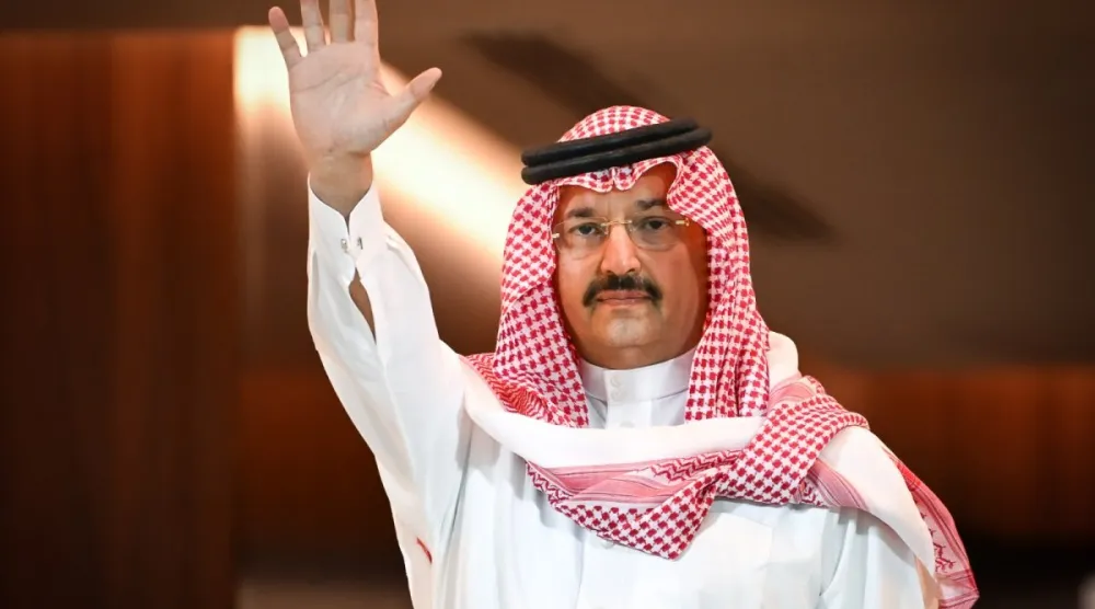 الأمير تركي بن طلال خلال حضوره مباراة ضمك والفيحاء في أبها (تصوير: علي خمج)