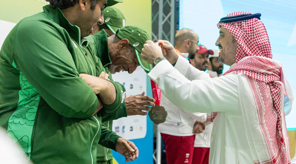 الأمير فهد بن جلوي لدى تتويجه أبطال الرماية (الشرق الأوسط)