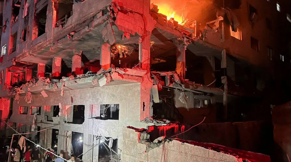 النيران تندلع من شقة تم قصفها في غزة (رويترز)