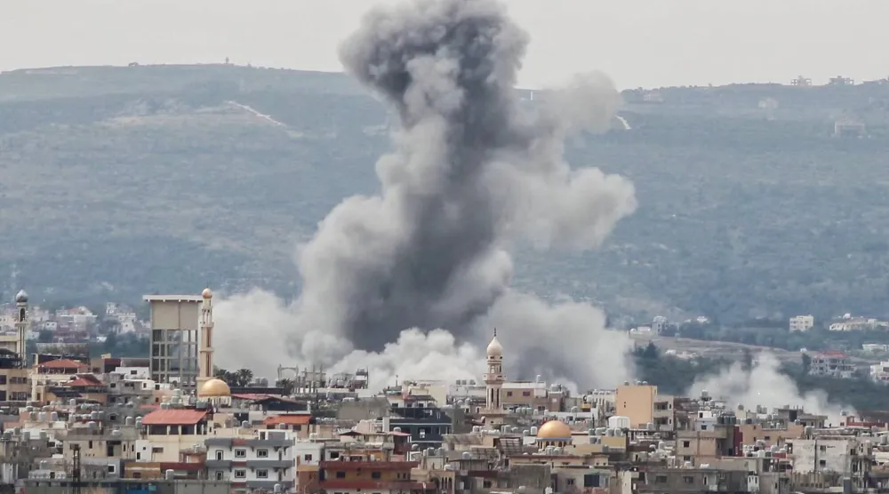 صورة التُقطت من المنطقة الجنوبية لمدينة صور تُظهر تصاعد الدخان من موقع غارة إسرائيلية استهدفت منطقة رأس العين (أ.ف.ب)