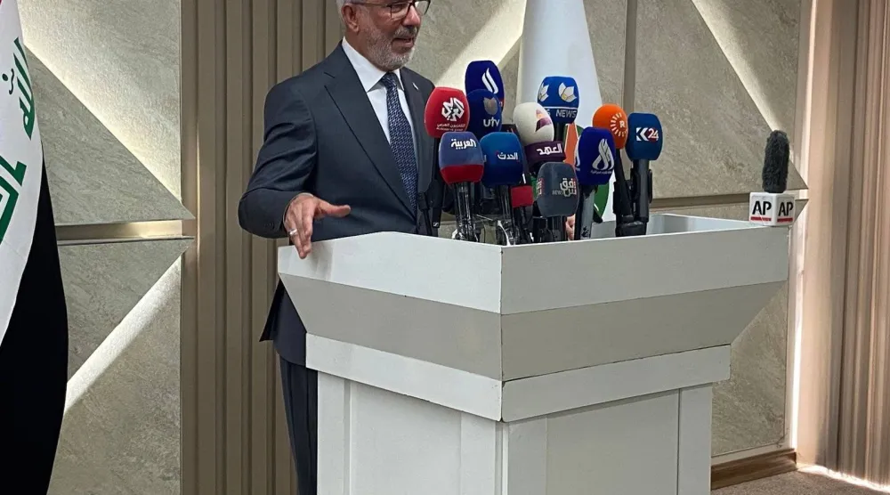 وزير النفط العراقي الجديد خلال مؤتمره الصحافي الأول بعد تسلمه مهام عمله (إكس)