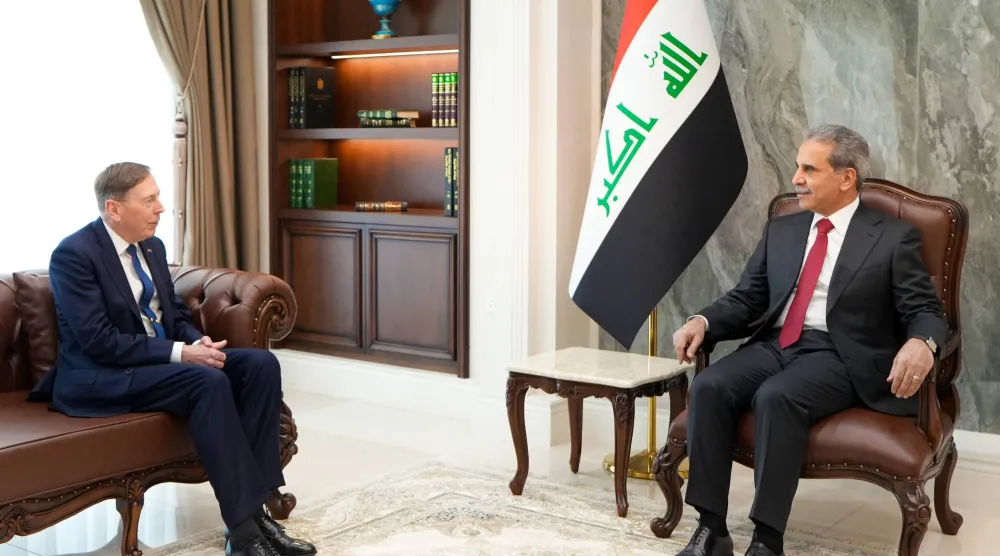 صورة وزعها مجلس القضاء الأعلى في العراق السبت لاستقبال رئيسه فائق زيدان الجنرال الأميركي ديفد بترايوس في بغداد