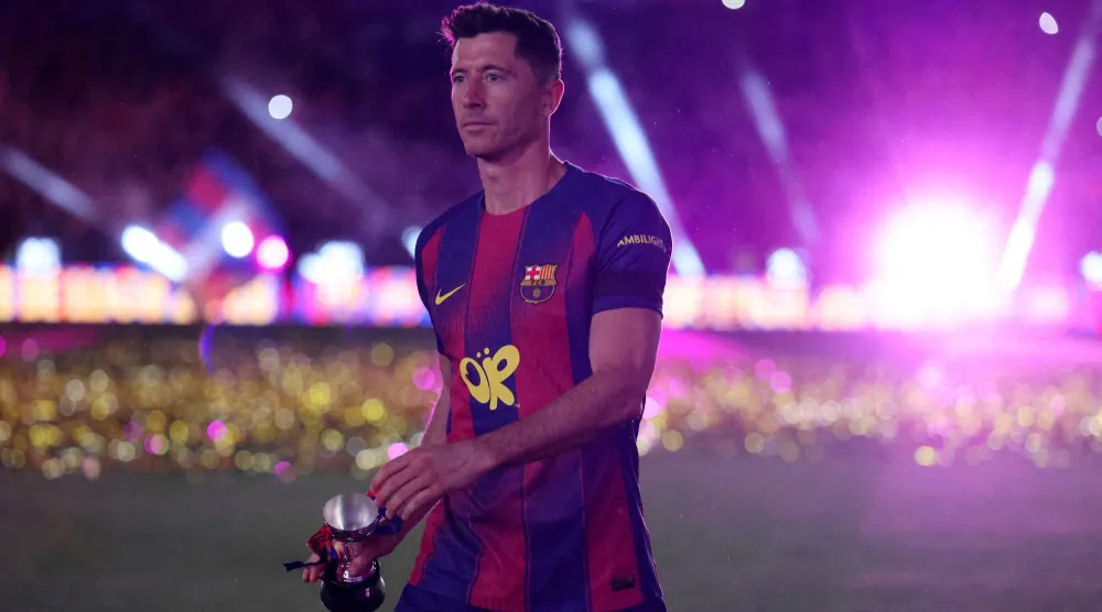 مهاجم برشلونة البولندي روبرت ليفاندوفسكي (رويترز)