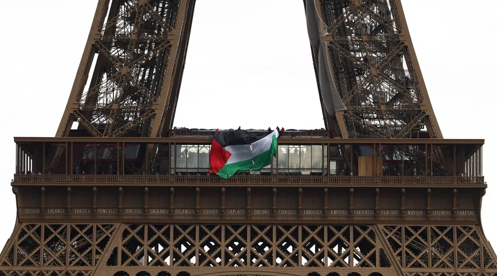 العلم الفلسطيني ببرج إيفل (رويترز)