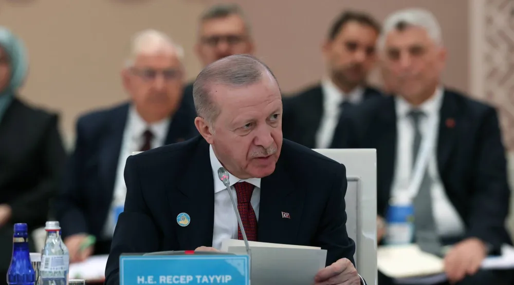 الرئيس التركي رجب طيب إردوغان يتحدّث خلال إلقاء كلمة في القمة غير الرسمية لقادة منظمة الدول التركية في كازاخستان الجمعة (الرئاسة التركية)