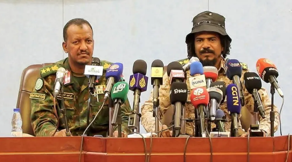 السافنا متحدثاً في المؤتمر الصحافي عن أسباب انشقاقه (وكالة السودان للأنباء/ سونا)