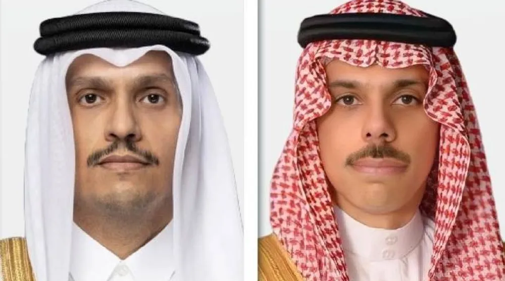 الأمير فيصل بن فرحان وزير الخارجية السعودي ونظيره القطري الشيخ محمد بن عبد الرحمن آل ثاني (الشرق الأوسط)