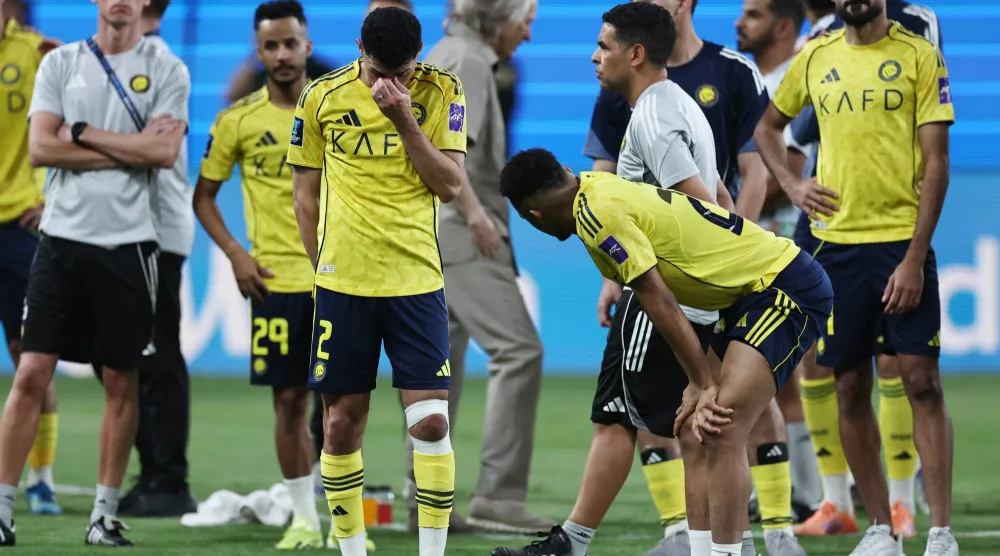 لاعبو النصر وحسرة بعد نهاية المباراة (رويترز)