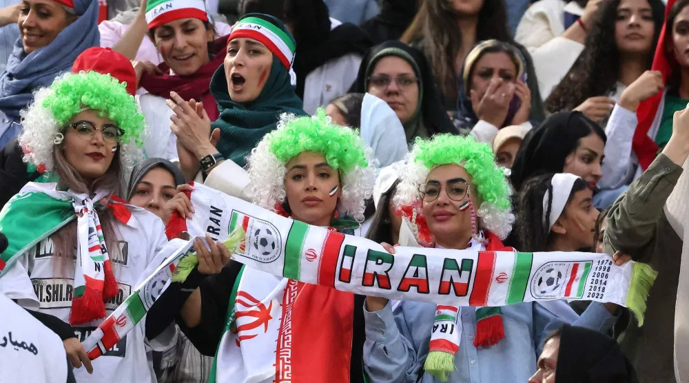 مشجعون للمنتخب الإيراني خلال مواجهة كوريا الشمالية في تصفيات مونديال 2026 العام الماضي (أ.ف.ب)