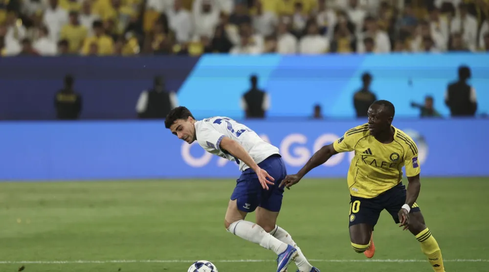 ماني في صراع على الكرة مع لاعب أوساكا دينيز هوميت (تصوير: عبدالعزيز النومان)