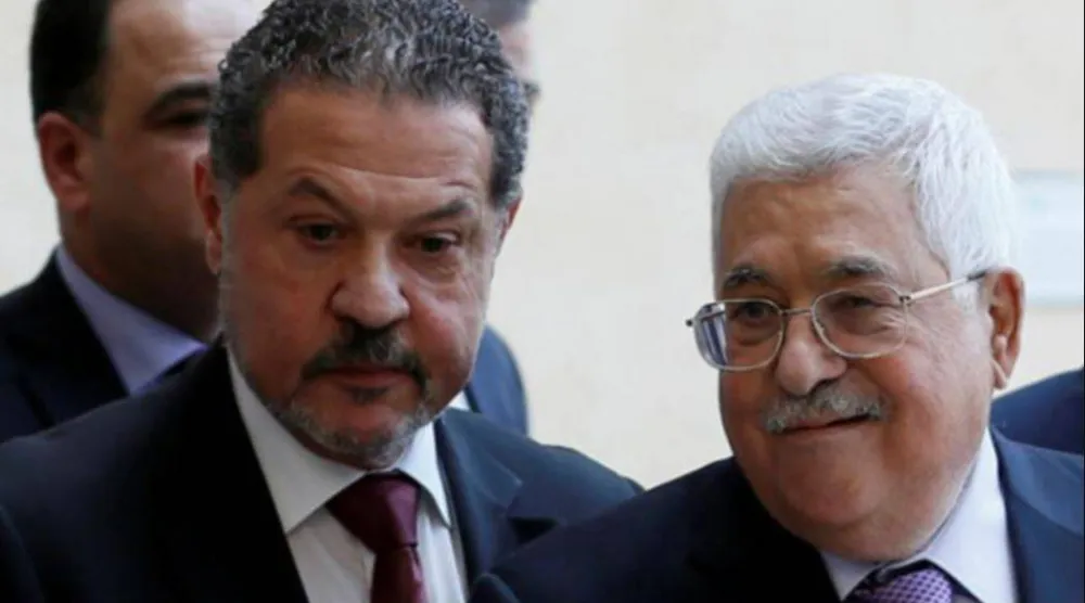 الرئيس الفلسطيني محمود عباس برفقة ابنه ياسر في رام الله بالضفة الغربية يوم 28 مايو 2018 (أرشيفية - رويترز)
