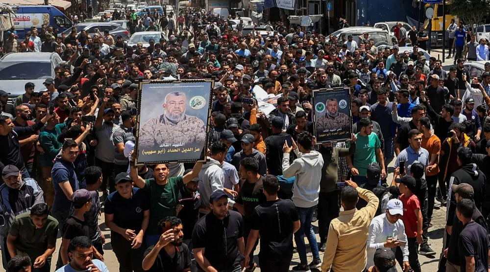 فلسطينيون يشيعون عز الدين الحداد في مدينة غزة السبت الماضي (رويترز)