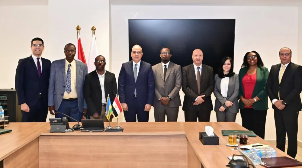 وزير الري المصري هاني سويلم خلال لقاء الوفد الرواندي المشارك في اجتماع «اللجنة التوجيهية» بالقاهرة يوم الأحد (صفحة مجلس الوزراء على «فيسبوك»)