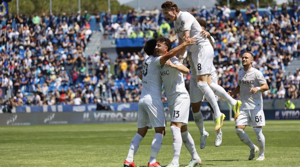 ضمن نابولي مشاركته في دوري أبطال أوروبا الموسم المقبل بفوزه على مضيفه بيزا الهابط 3-0 (إ.ب.أ)